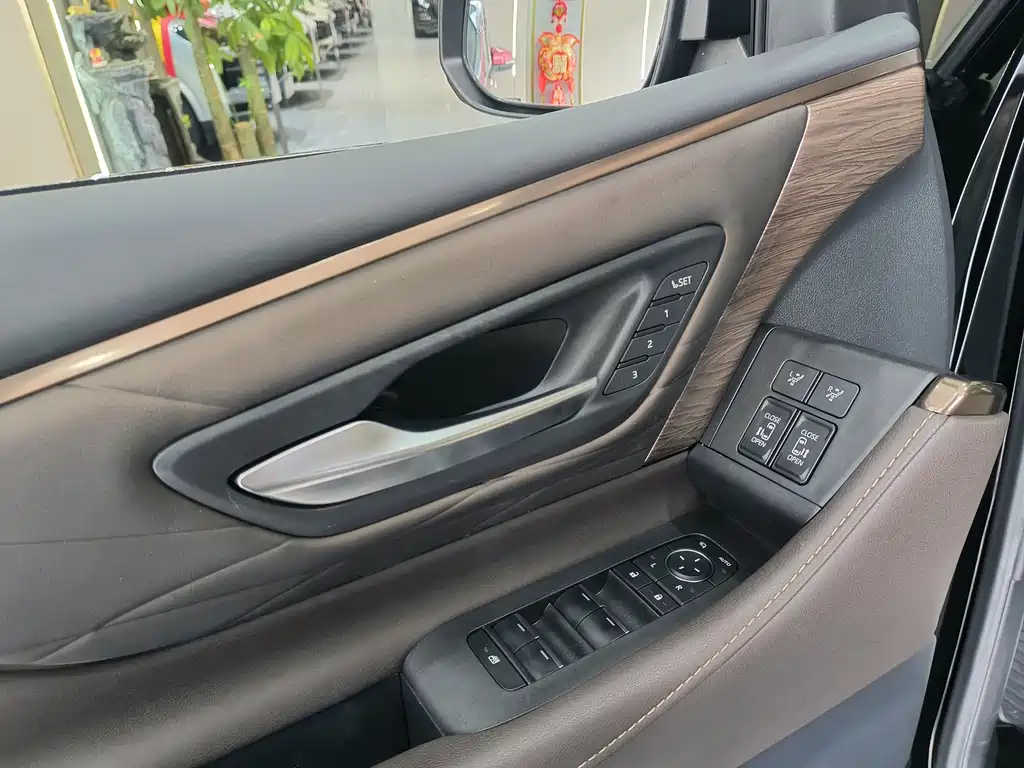 Toyota Vellfire — миниатюра 8