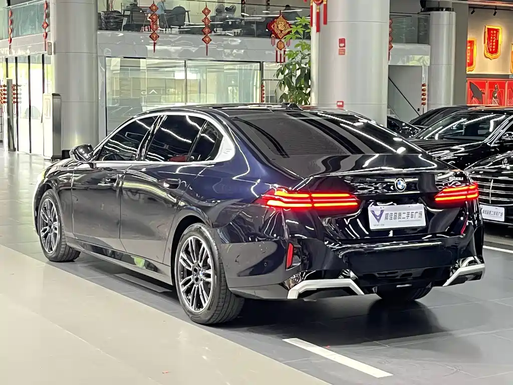 BMW 5 Series — миниатюра 7