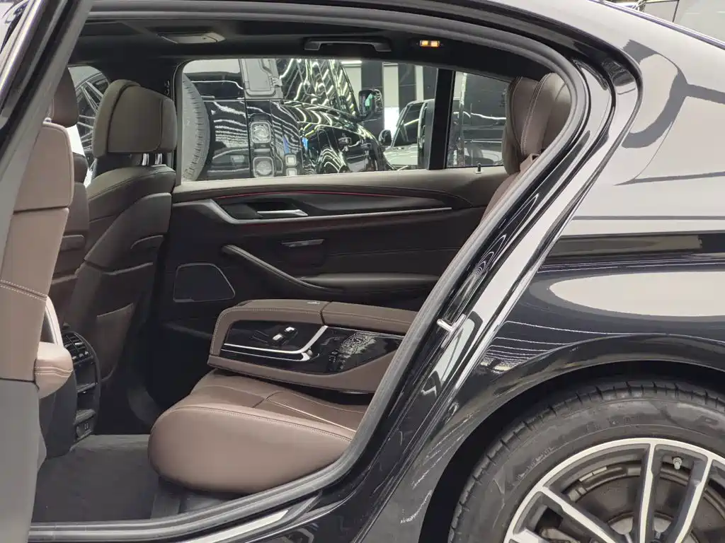 BMW 5 Series New Energy — миниатюра 9