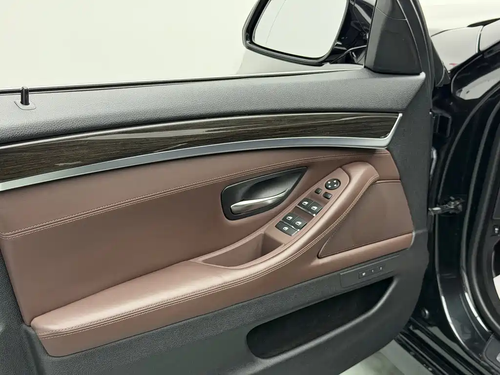 BMW 5 Series — миниатюра 13