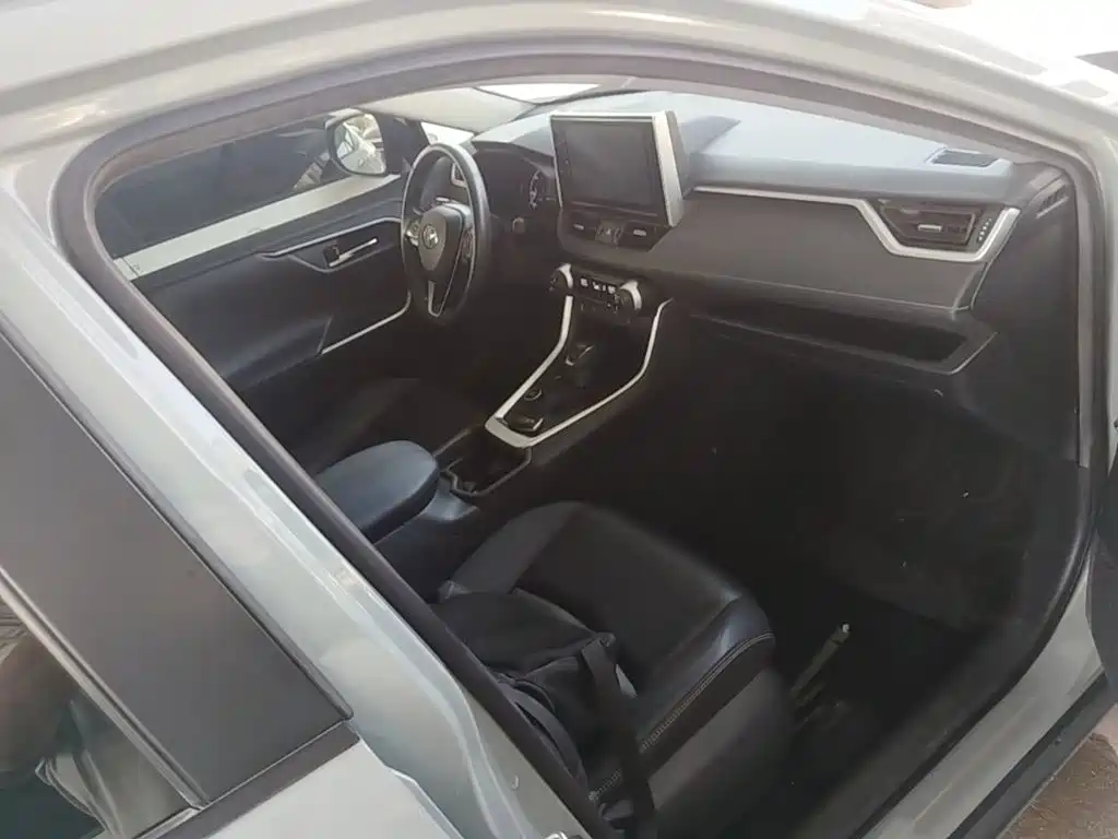 Toyota RAV4 — миниатюра 9