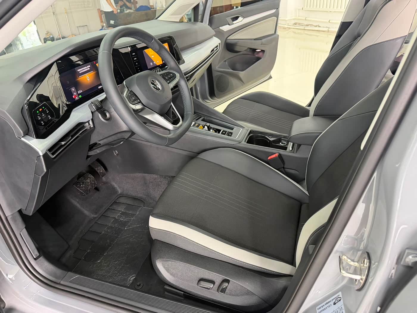 Volkswagen Golf 1.4 л 2023 г. Серебристо-серый, пробег 22000 км