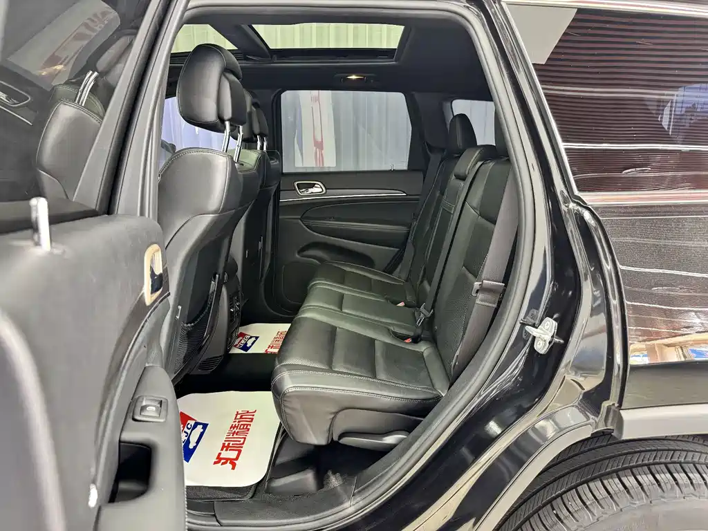Jeep Grand Cherokee (Import) — миниатюра 8