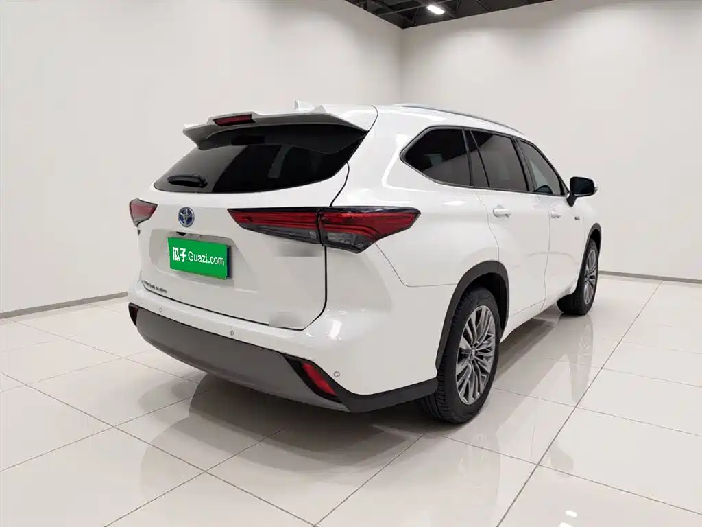 Toyota Highlander 2023 2.5L Luxury 7 мест