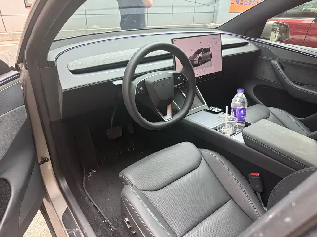 Tesla Model Y L 2025