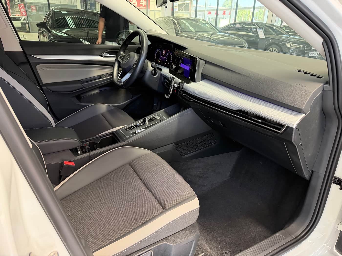 Volkswagen Golf 1.4 л 2022 г. Белый, пробег 36000 км