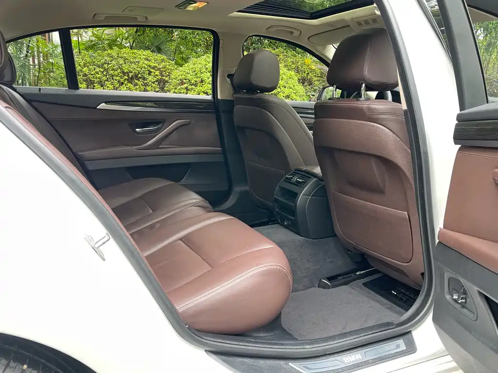 BMW 5 Series — миниатюра 10