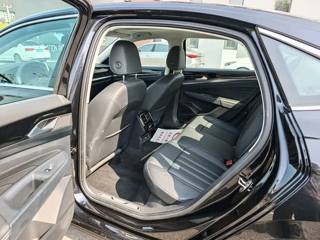 Volkswagen Passat PHEV — миниатюра 5