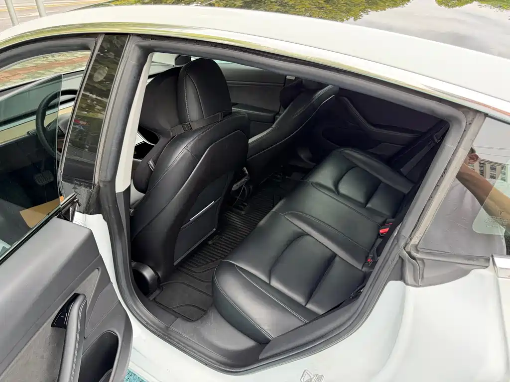 Tesla Model 3 — миниатюра 10