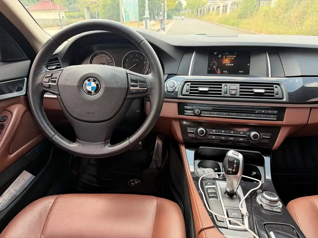 BMW 5 Series — миниатюра 11