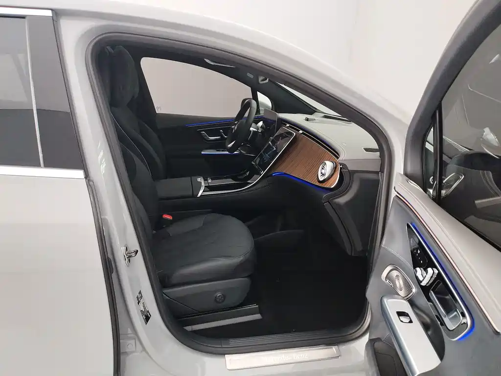 Mercedes-Benz EQE SUV — миниатюра 17