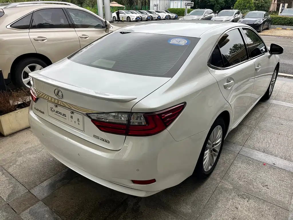 Lexus ES — миниатюра 7