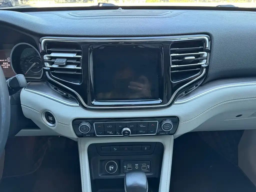 Jeep Grand Commander — миниатюра 8