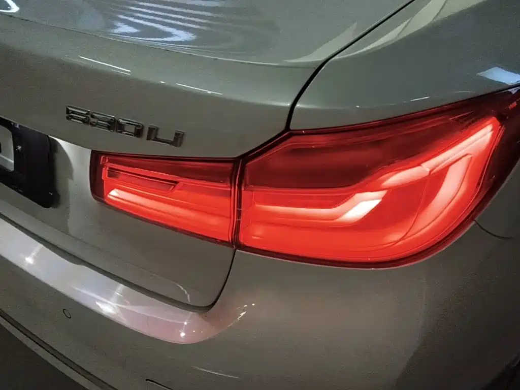 BMW 5 Series — миниатюра 8