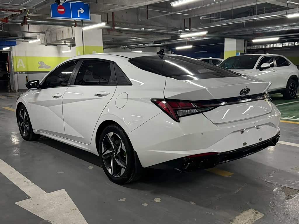 Hyundai Elantra 1.5 л 2023 г. Белый, пробег 45000 км