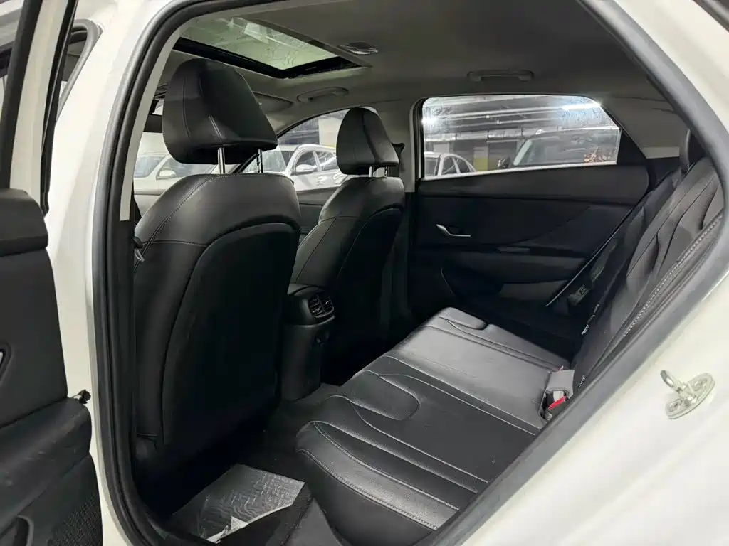 Hyundai Elantra — миниатюра 11