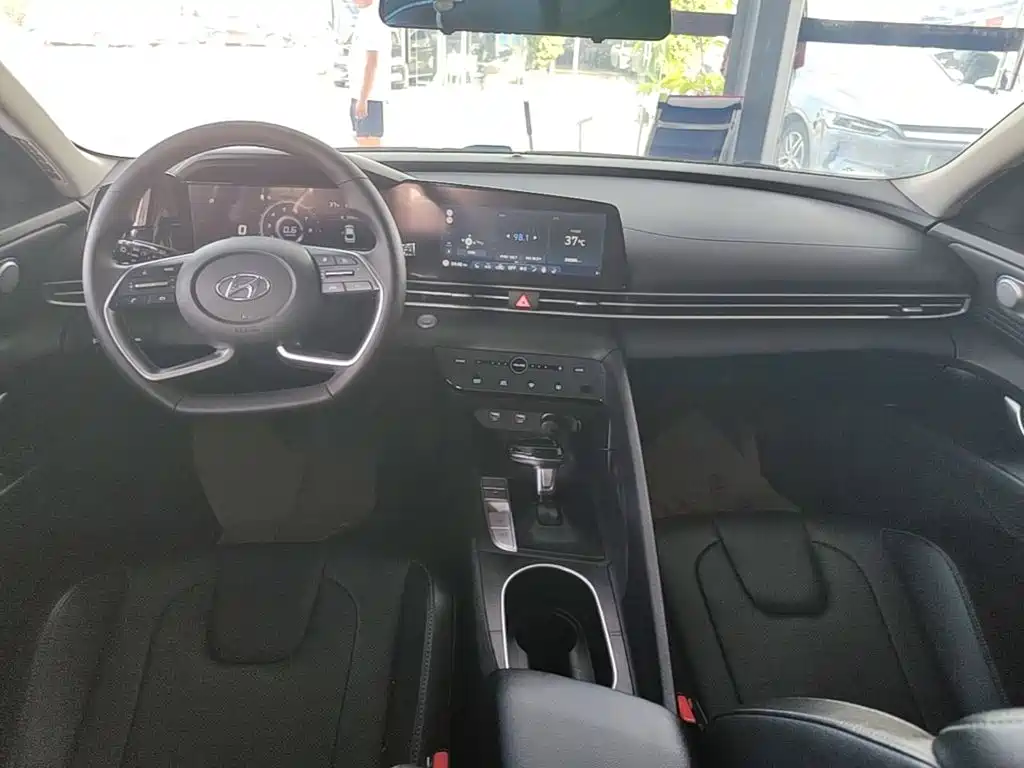 Hyundai Elantra — миниатюра 10