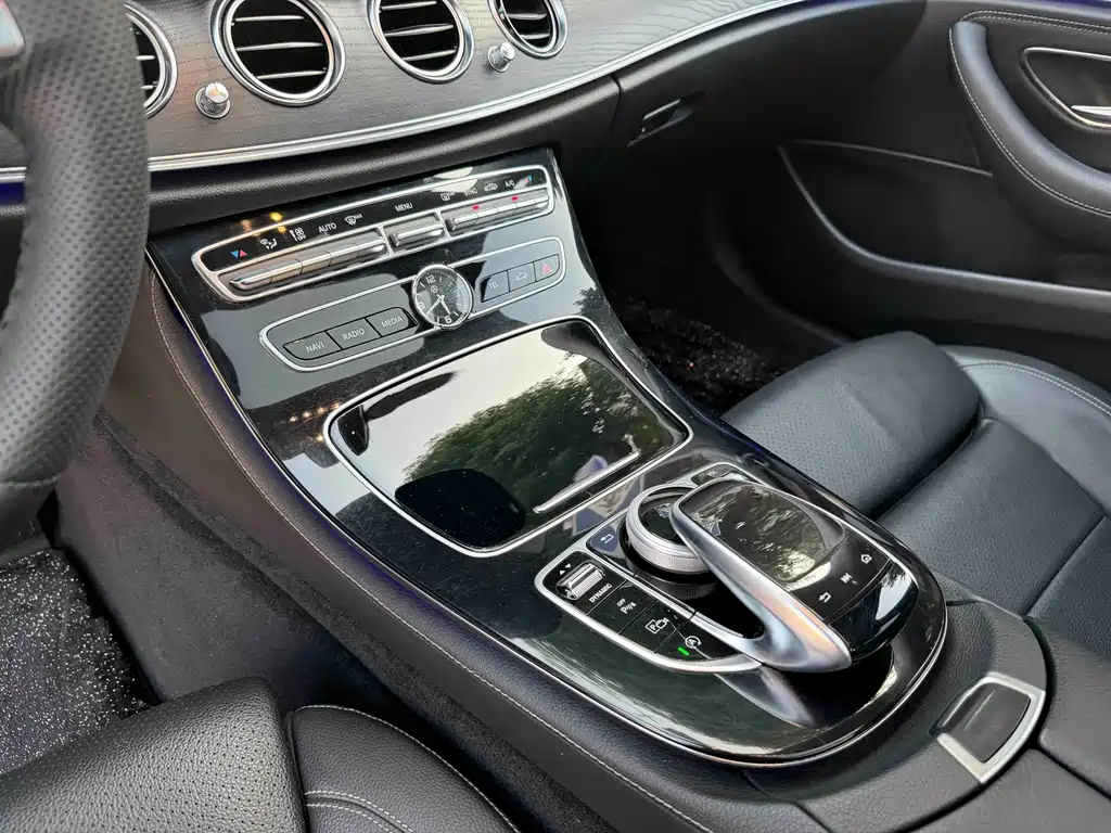 Mercedes-Benz E-Class — миниатюра 8