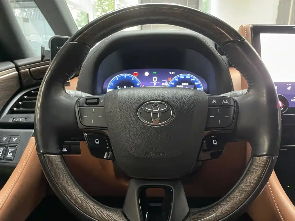 Toyota Alphard — миниатюра 13