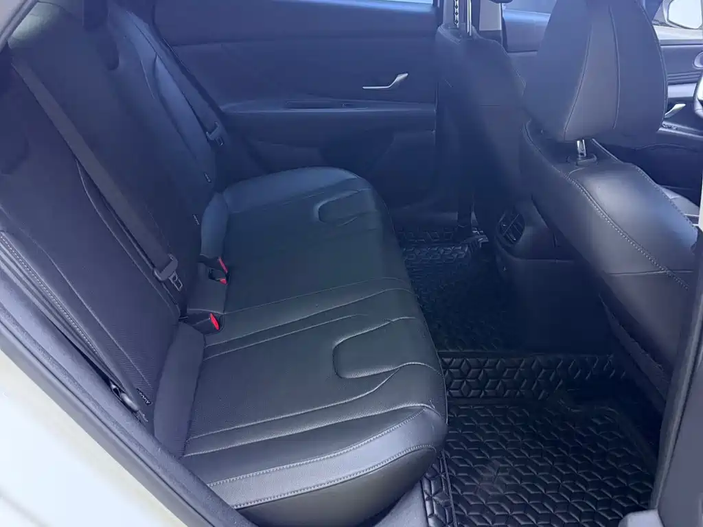 Hyundai Elantra — миниатюра 10