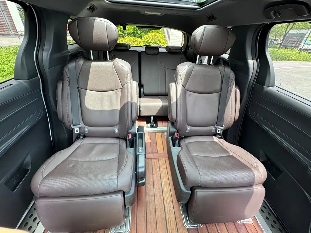 Toyota Sienna — миниатюра 9