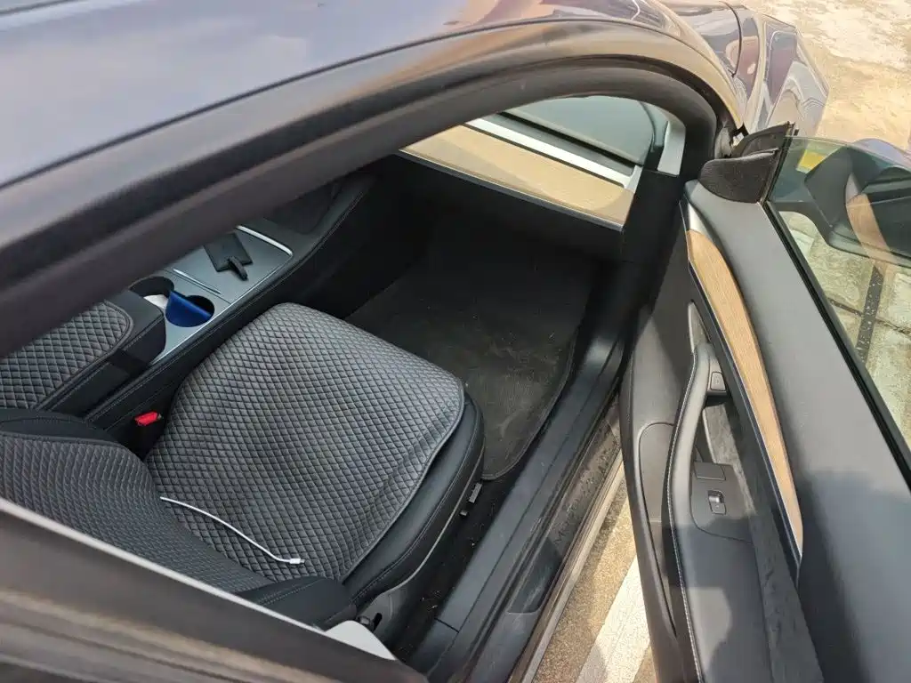 Tesla Model 3 — миниатюра 18