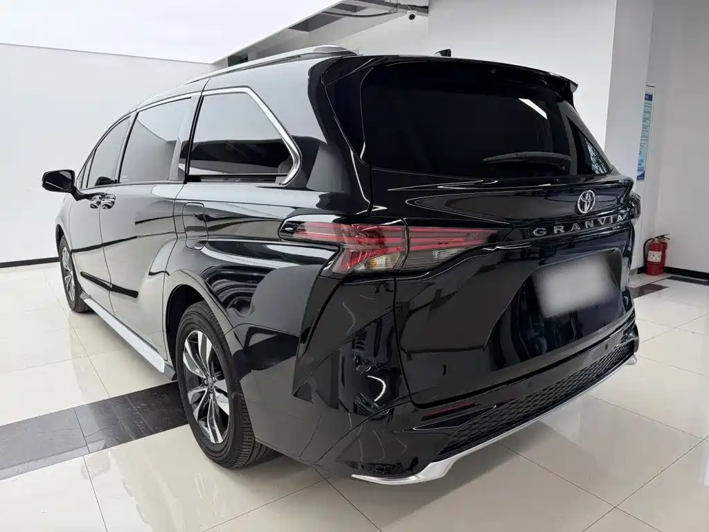Toyota Granvia — миниатюра 9
