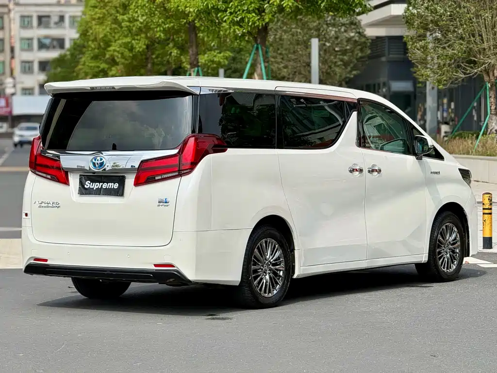 Toyota Alphard — миниатюра 10