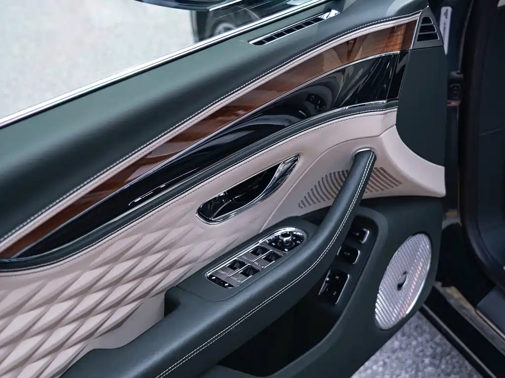 Bentley Flying Spur PHEV — миниатюра 9