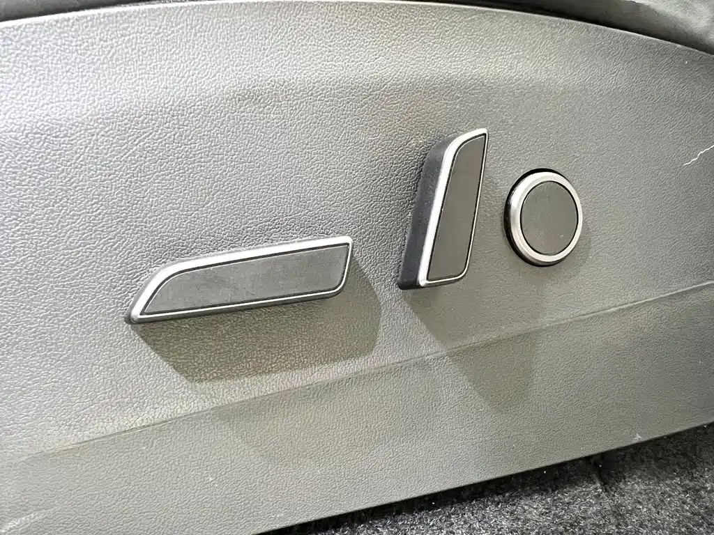 Tesla Model Y — миниатюра 18