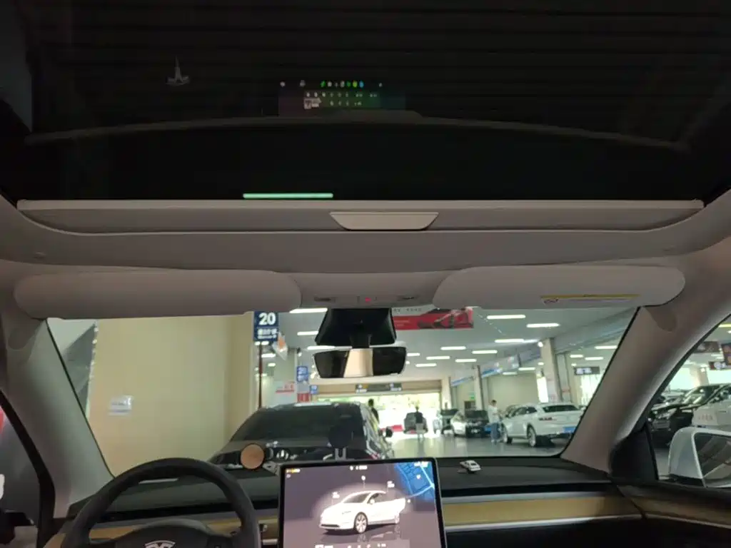Tesla Model Y — миниатюра 18