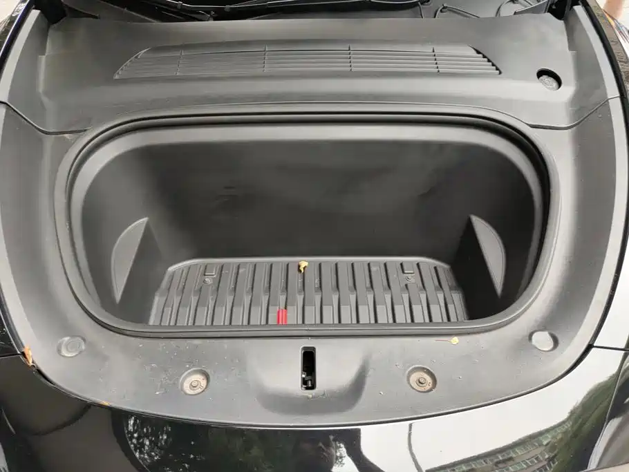 Tesla Model Y — миниатюра 10
