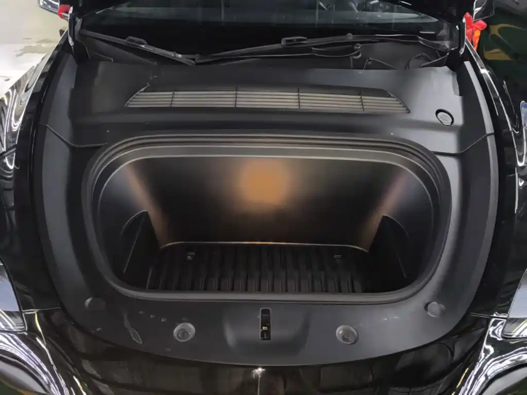 Tesla Model Y — миниатюра 20