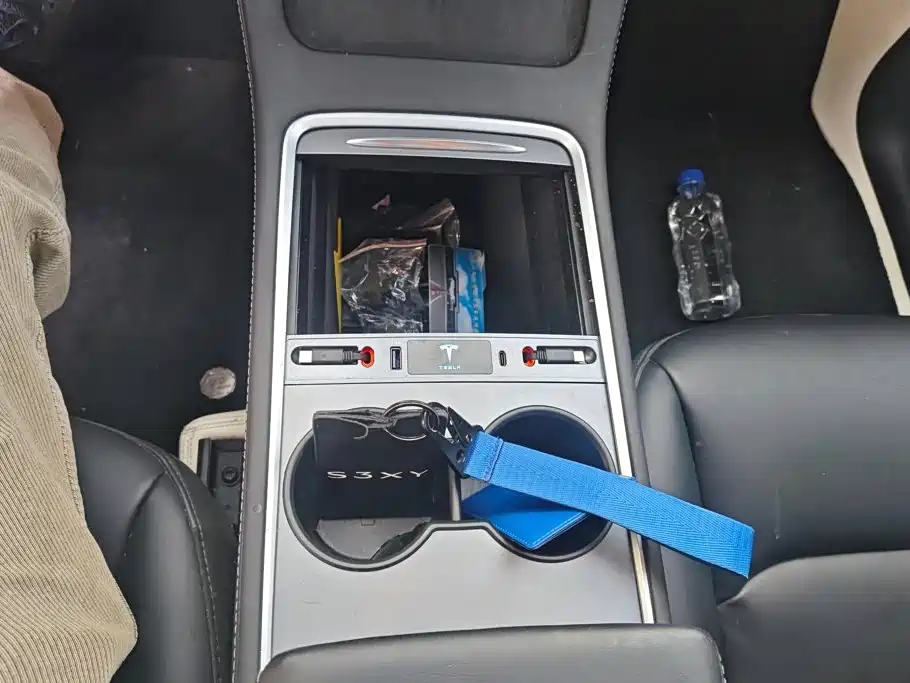 Tesla Model Y — миниатюра 15