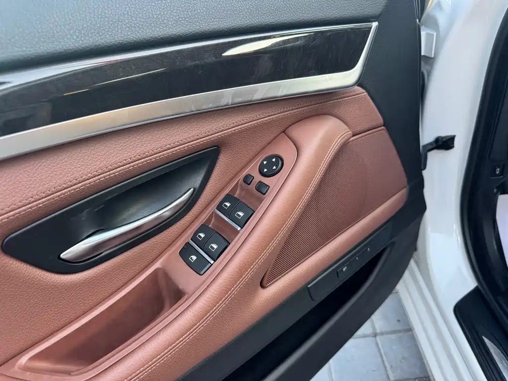 BMW 5 Series — миниатюра 6
