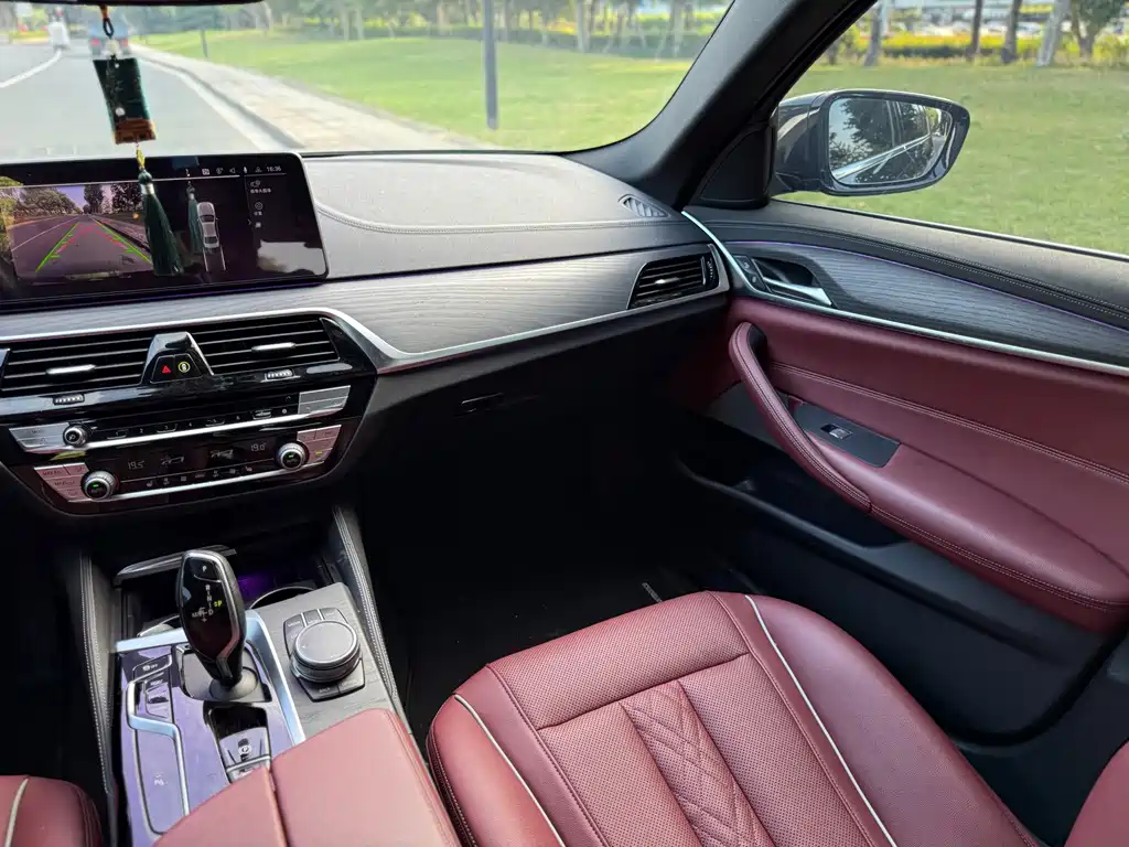 BMW 5 Series — миниатюра 10