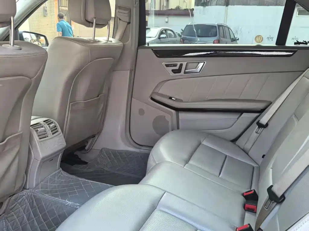 Mercedes-Benz E-Class — миниатюра 7