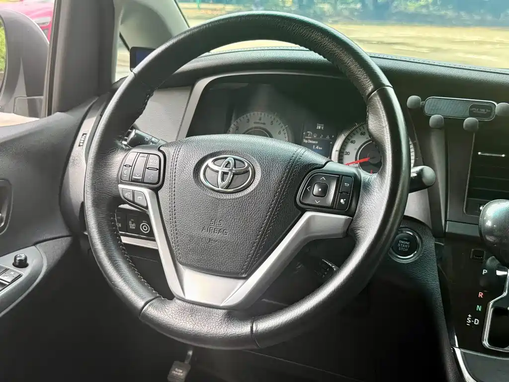 Toyota Sienna — миниатюра 13