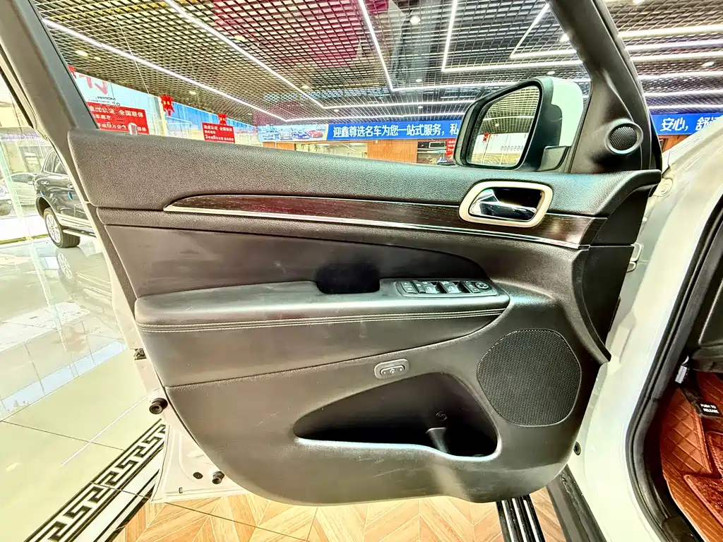 Jeep Grand Cherokee (Import) — миниатюра 9
