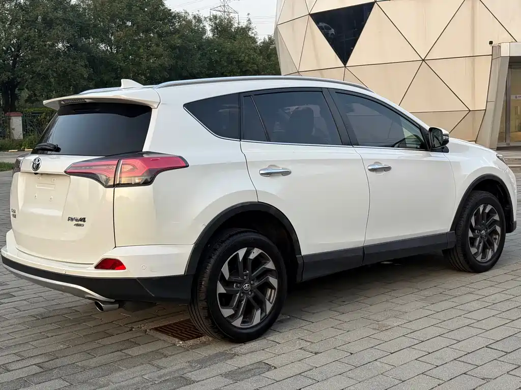 Toyota RAV4 — миниатюра 4