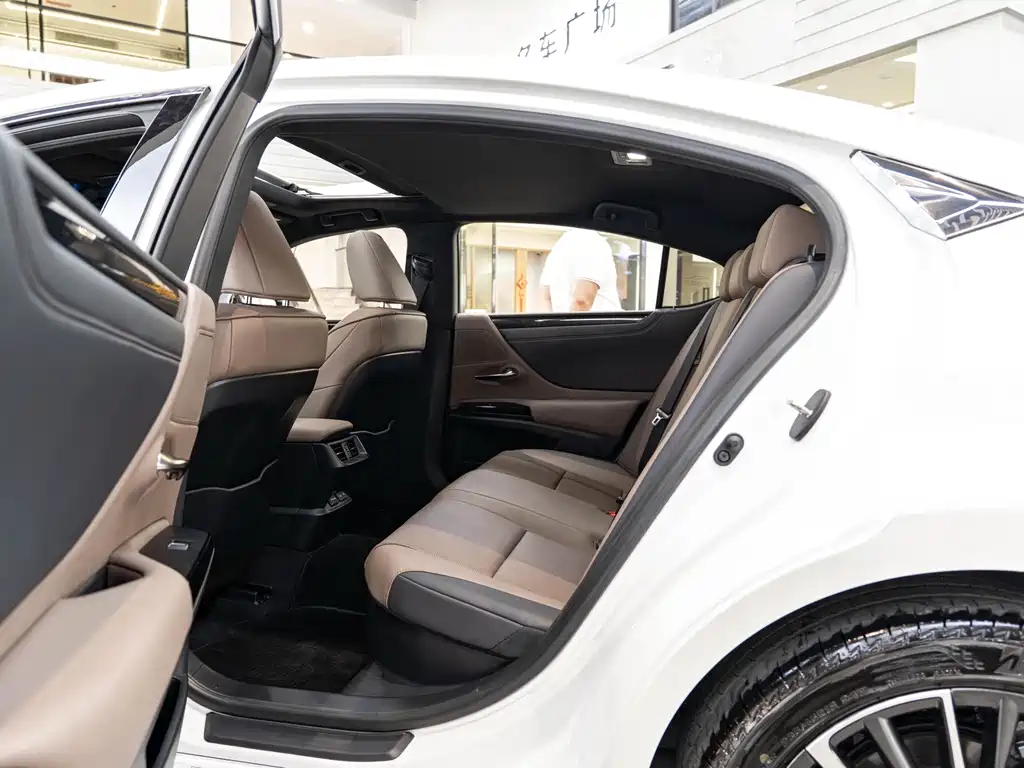 Lexus ES — миниатюра 10
