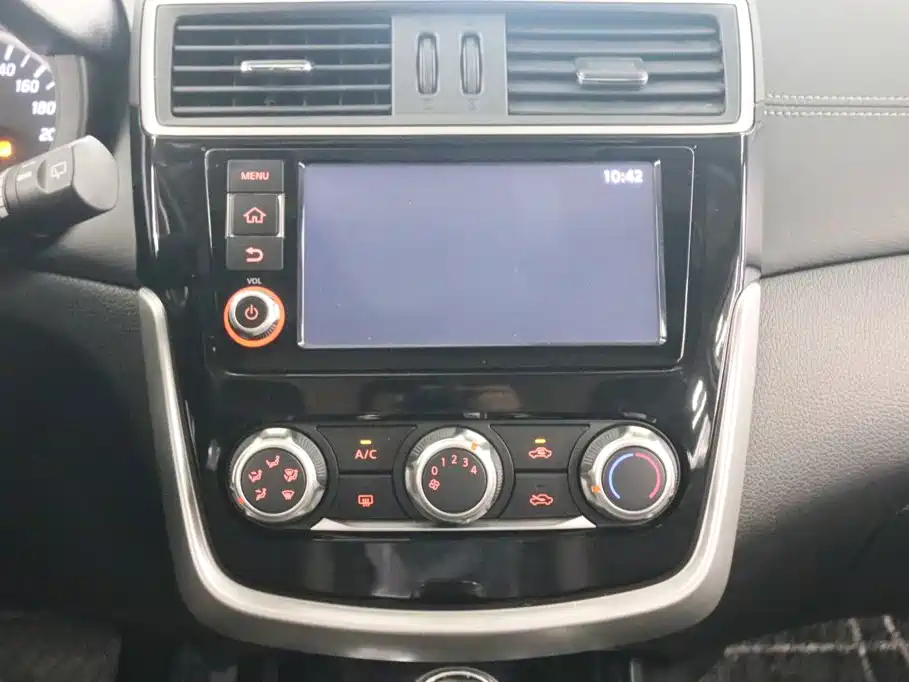 Nissan Tiida — миниатюра 8