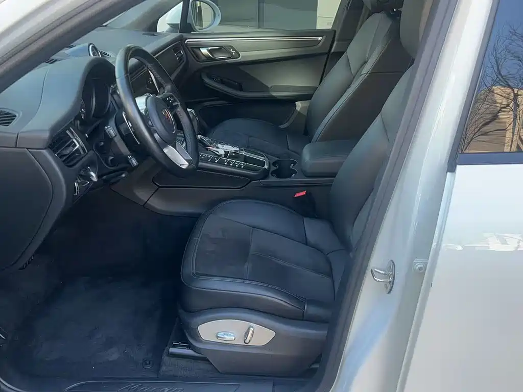 PORSCHE MACAN