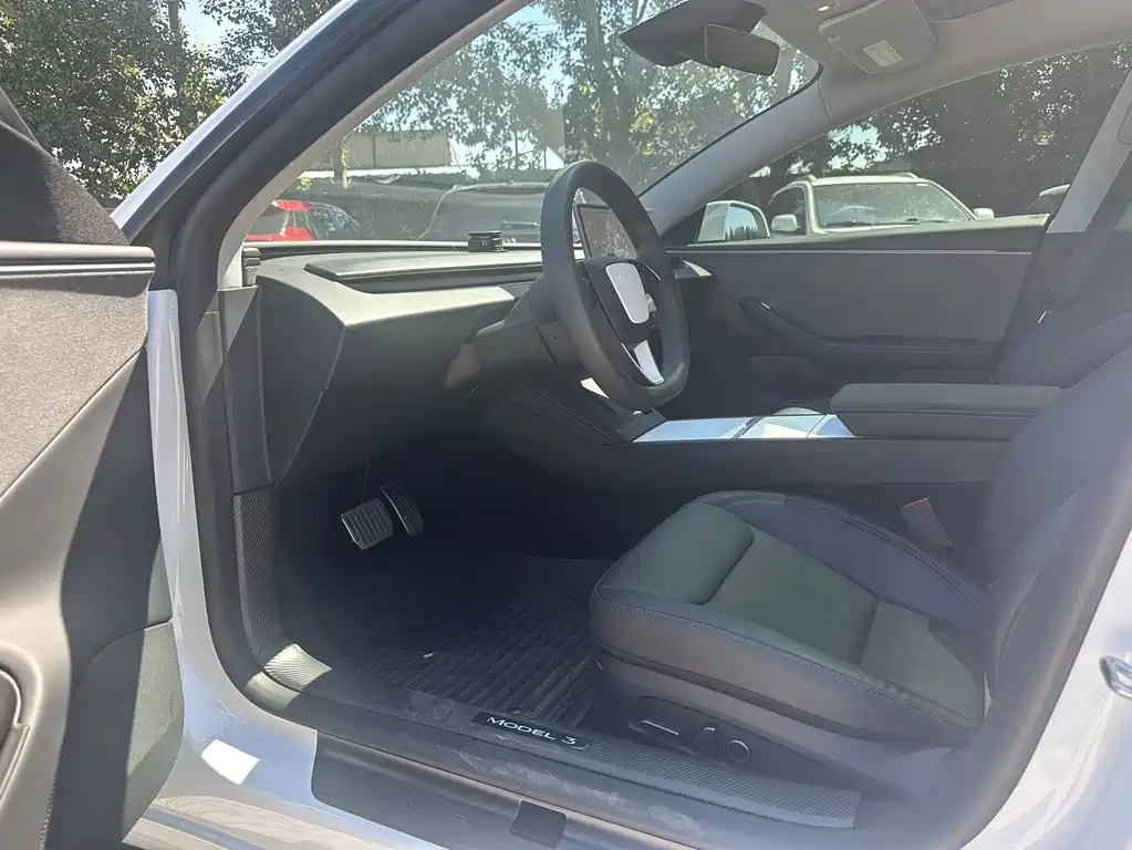 Tesla Model 3 — миниатюра 9