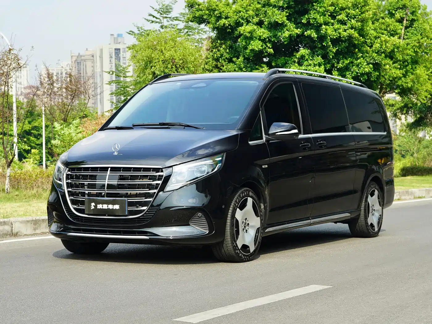 奔驰V级 2024款 V 300 L 长轴距尊贵版 2024