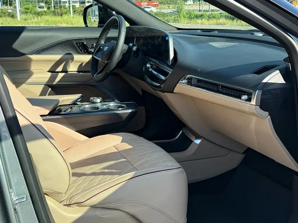 Cadillac Lyriq — миниатюра 13