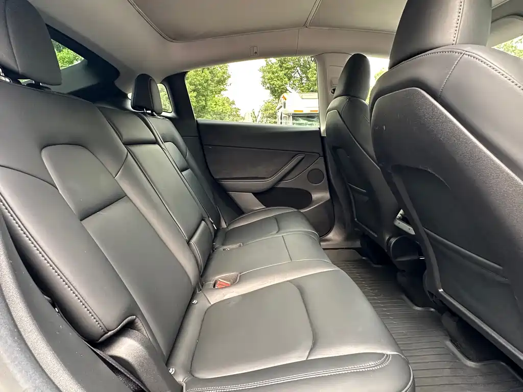 Tesla Model Y — миниатюра 18