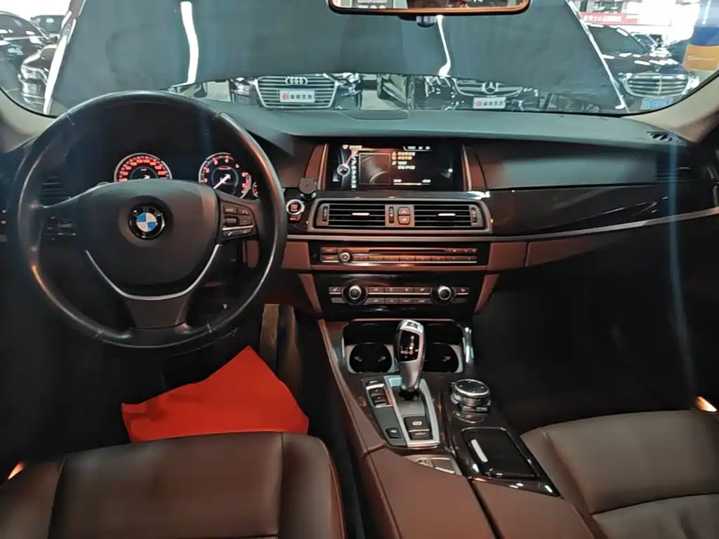 BMW 5 Series — миниатюра 10