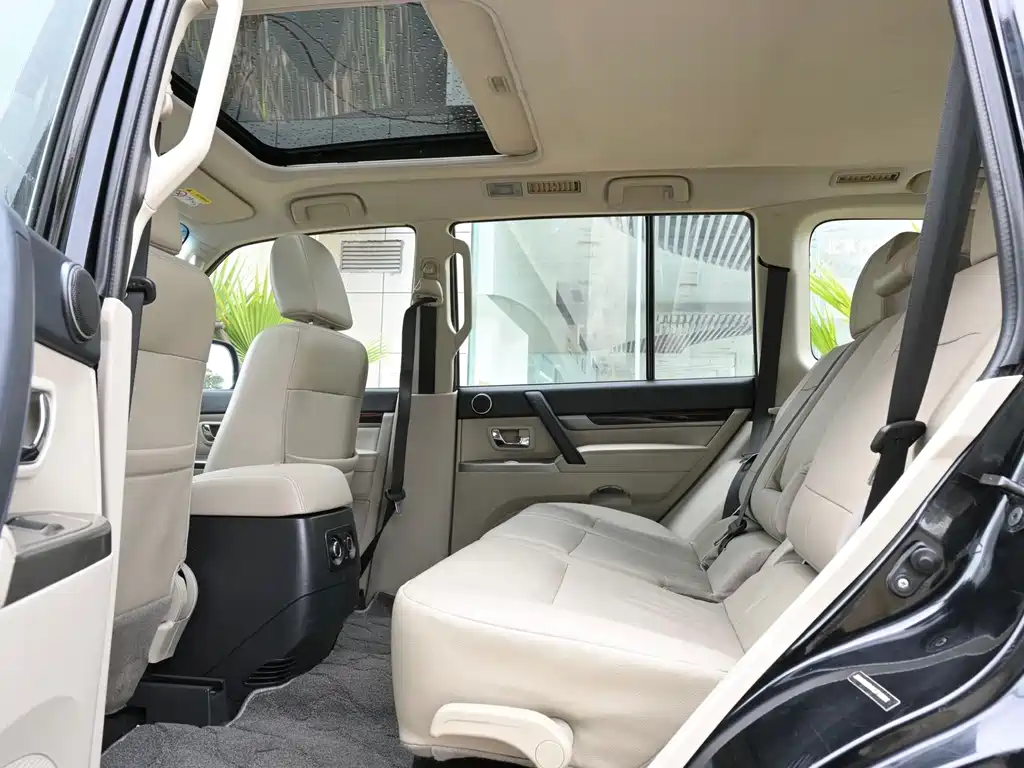 Mitsubishi Pajero (Import) — миниатюра 13