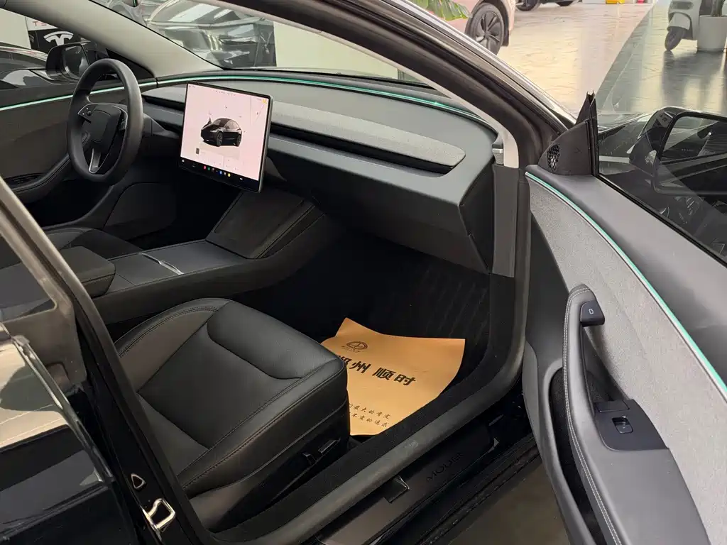 Tesla Model 3 — миниатюра 5